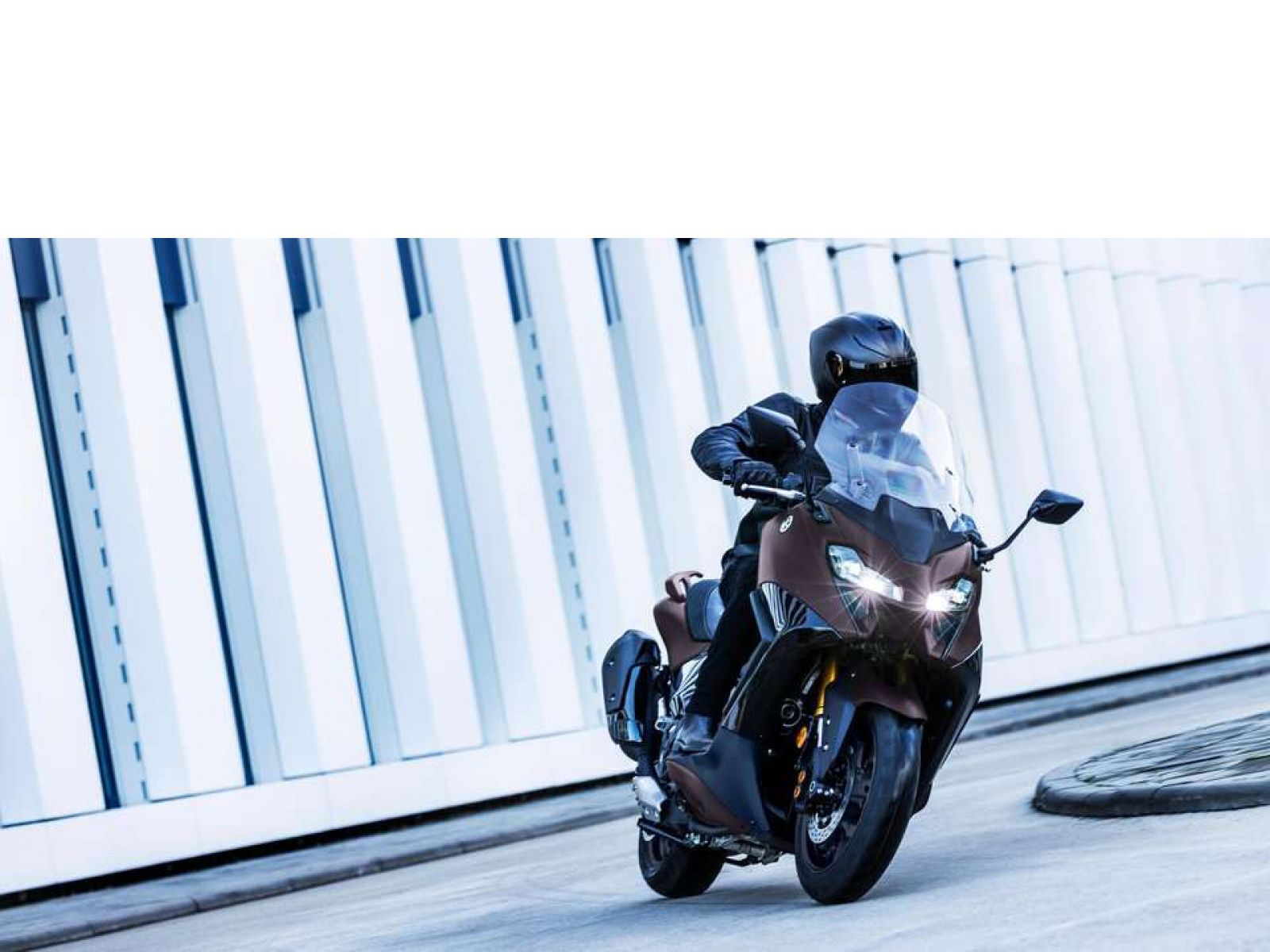 Скутер YAMAHA T-Max 560 TECH (Dark Magma) 2024